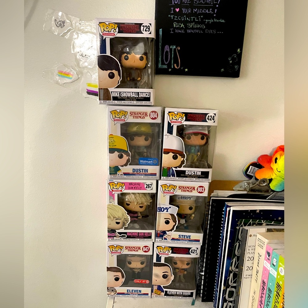 7 STRANGER THINGS COLLECTABLEs -Funko Pops